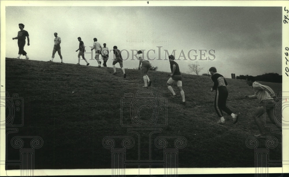 1982 Press Photo Houston Astros&#39;, pre-spring training workout at Braes Bayou. - Historic Images