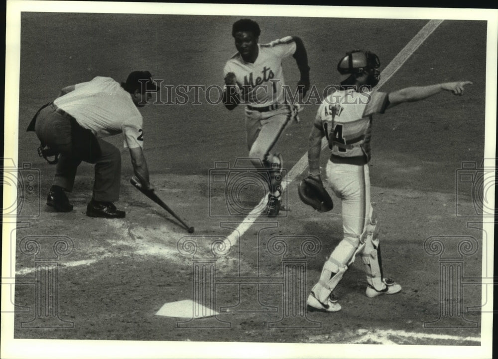 1982 Press Photo New York Mets score run against Houston Astros. - hcs06667 - Historic Images