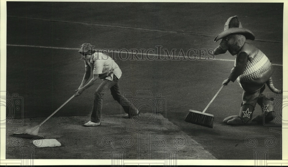 1981 Press Photo Houston Astros&#39; grounds crew gets a little help during game.- Historic Images