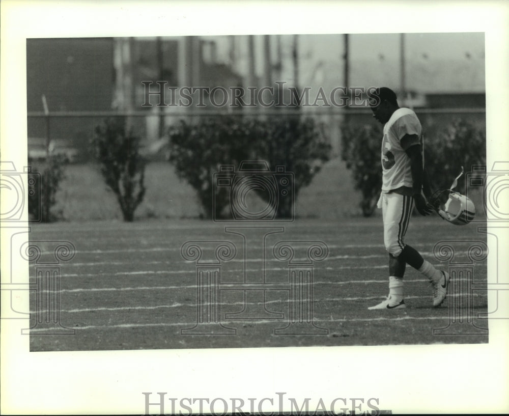 1989 Press Photo Houston Oilers&#39; receiver Drew Hill takes a moment at practice.- Historic Images