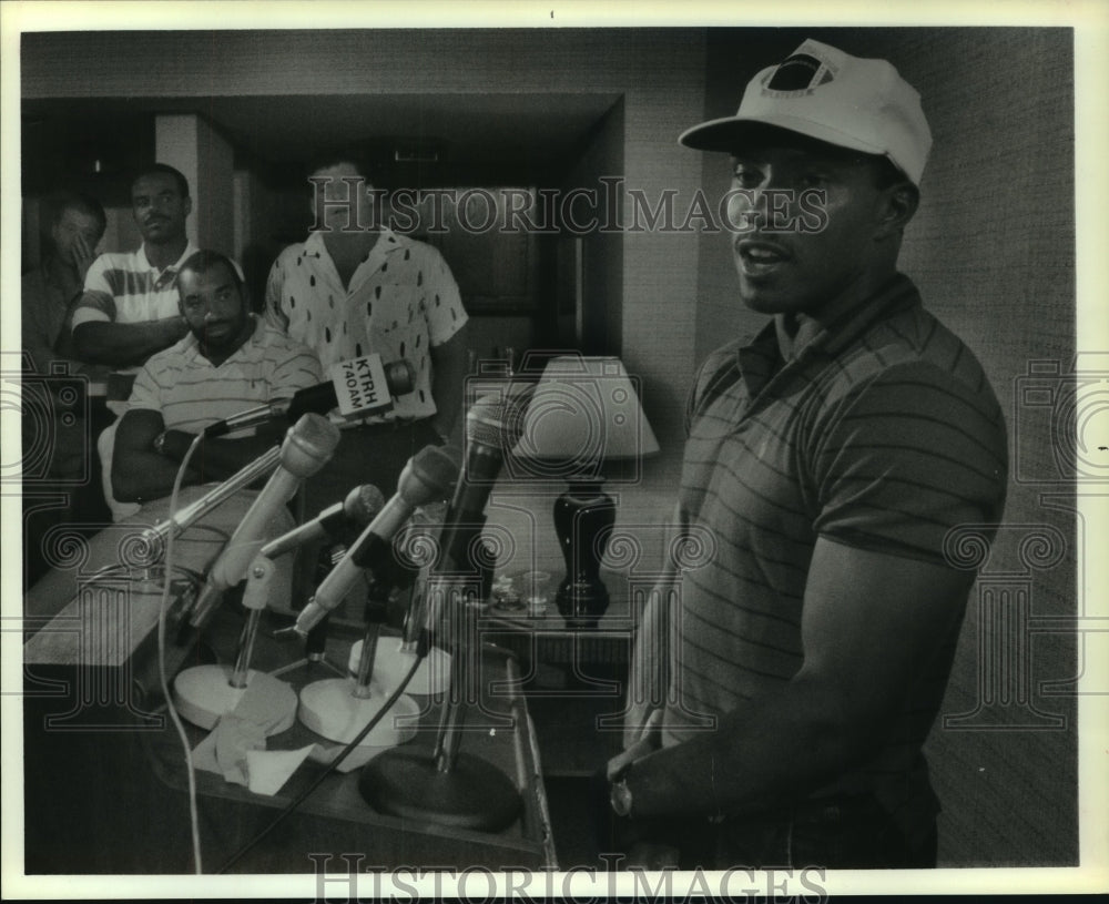 1987 Press Photo Houston Oilers Drew Hill addresses teammates in Galveston, TX.- Historic Images