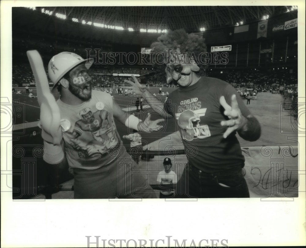 1988 Press Photo Oilers fan Chris Lockridge &amp; Browns fan Dan Maverman get vocal. - Historic Images