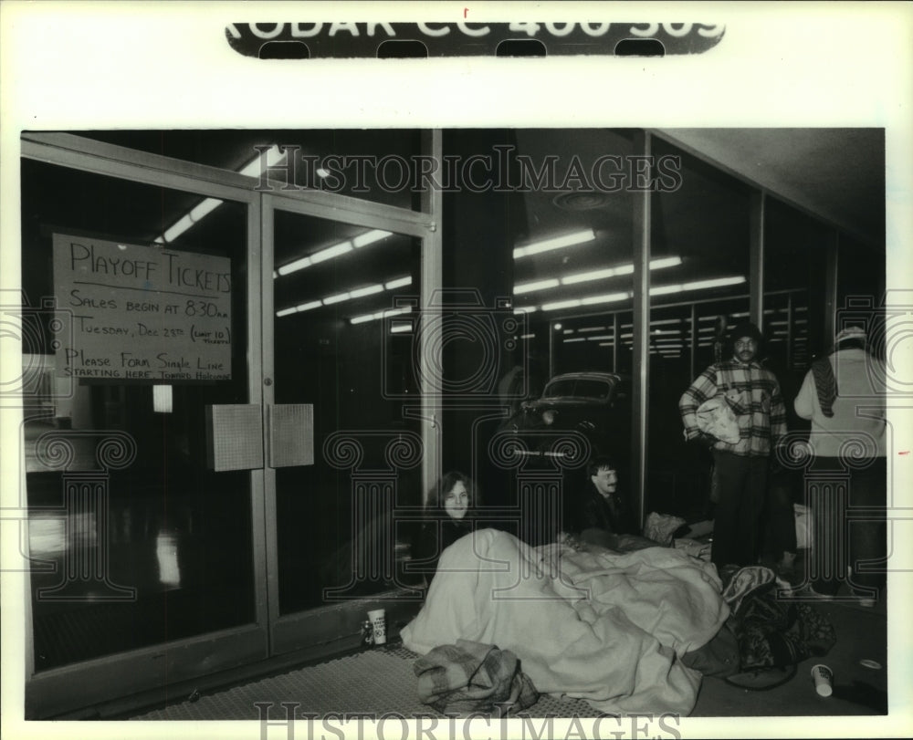 1988 Press Photo Oilers&#39; fan Victor Hamilton camps out to get playoff tickets. - Historic Images