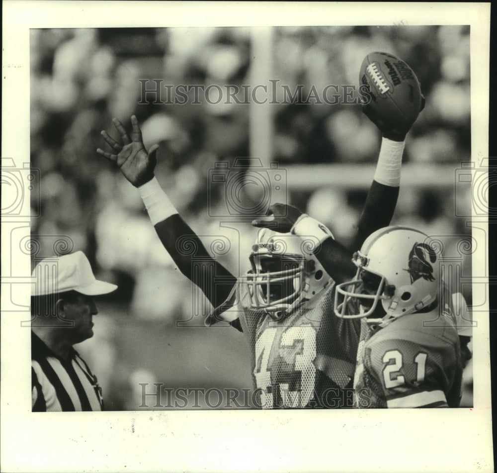 1986 Press Photo Tampa Bay Buccaneers come up with the ball in Oilers game. - Historic Images