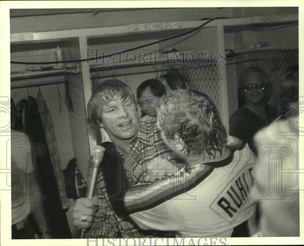 1983 Press Photo Houston Astros' Vern Ruhle hugs Larry Dierker in club house - Historic Images