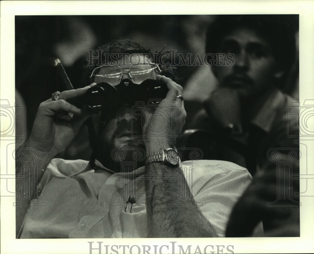 1984 Press Photo An Astros&#39; fan uses binoculars for clear view in Astrodome. - Historic Images