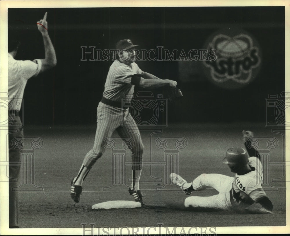 1980 Press Photo Astros&#39; Art Howe out at second, Cubs&#39; Tyson turns double play.- Historic Images