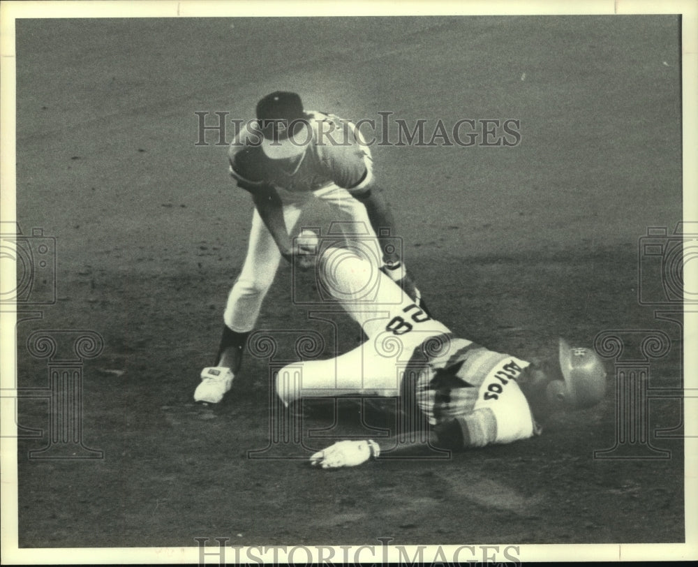 1979 Press Photo Houston Astros' Cesar Cedeno appears to be safe at second base. - Historic Images