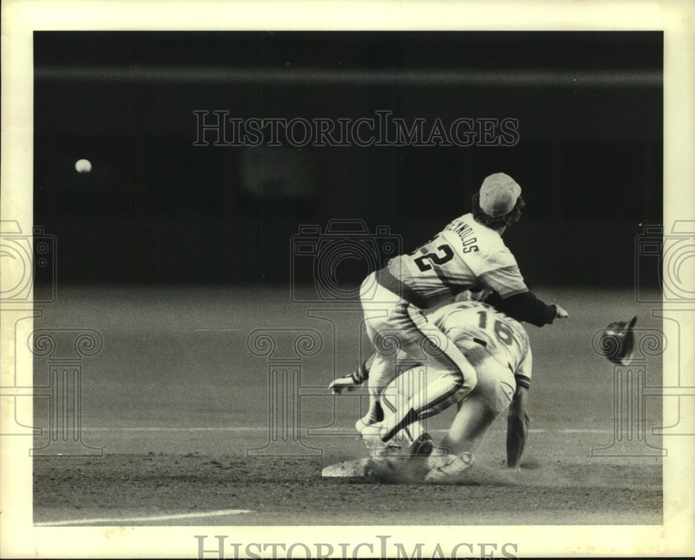 1979 Press Photo Houston Astros&#39; Craig Reynolds collides with Mets&#39; Lee Mazilli- Historic Images