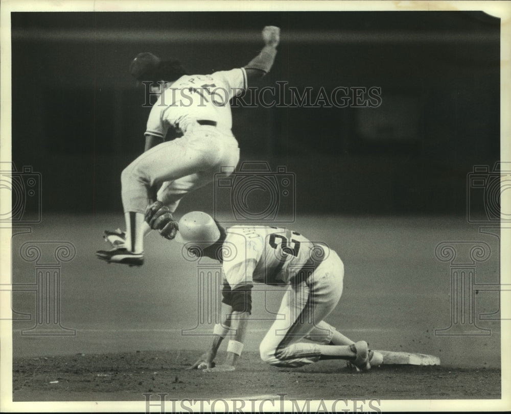 1979 Press Photo Houston Astros Enos Cabell safe as Dodgers Lopes leaps for ball - Historic Images