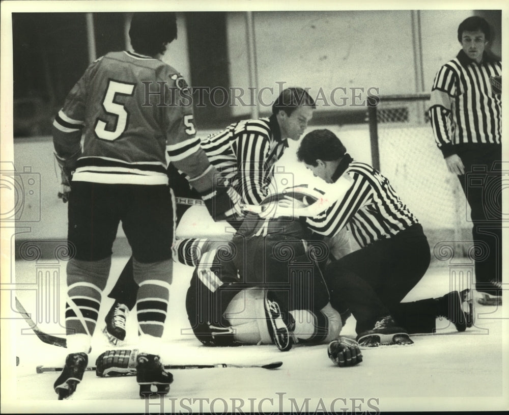 1979 Press Photo Houston Apollos #27 fights with Dallas Blackhawks #18. - Historic Images