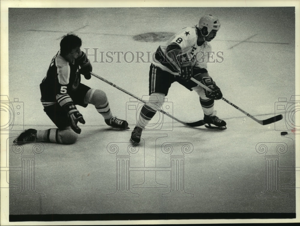 1975 Press Photo Houston Aeros' center #8 handles his stick and puck on the ice. - Historic Images