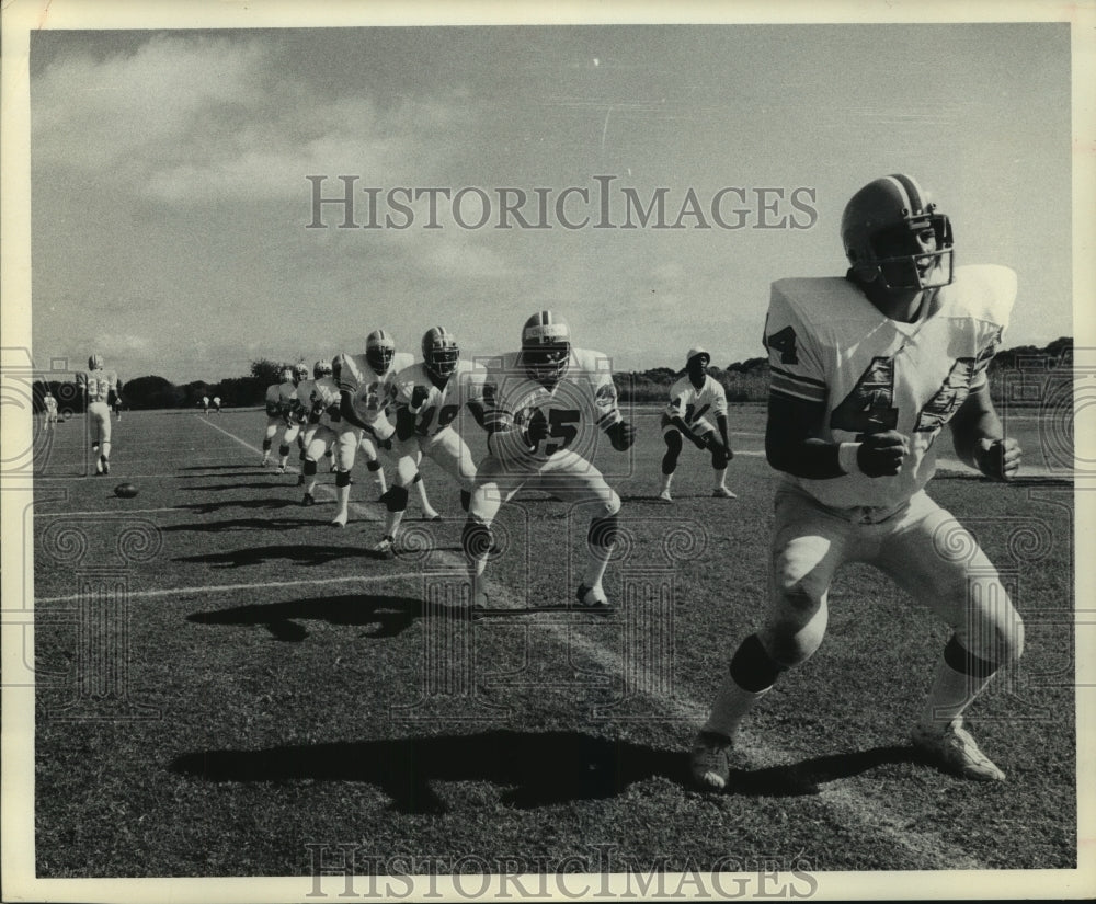 1973 Press Photo Houston Oilers&#39; defensive backs performing drills at practice.- Historic Images