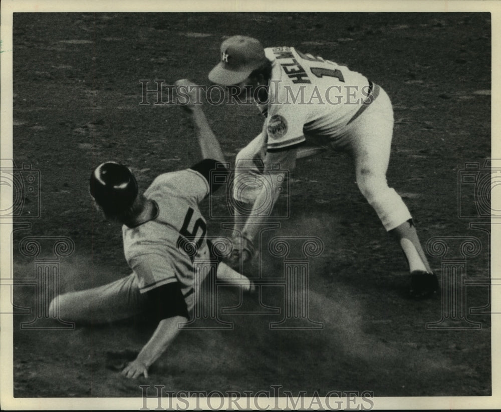 1972 Press Photo Ken Henderson slides into Houston Astros' Helms' tag at second. - Historic Images