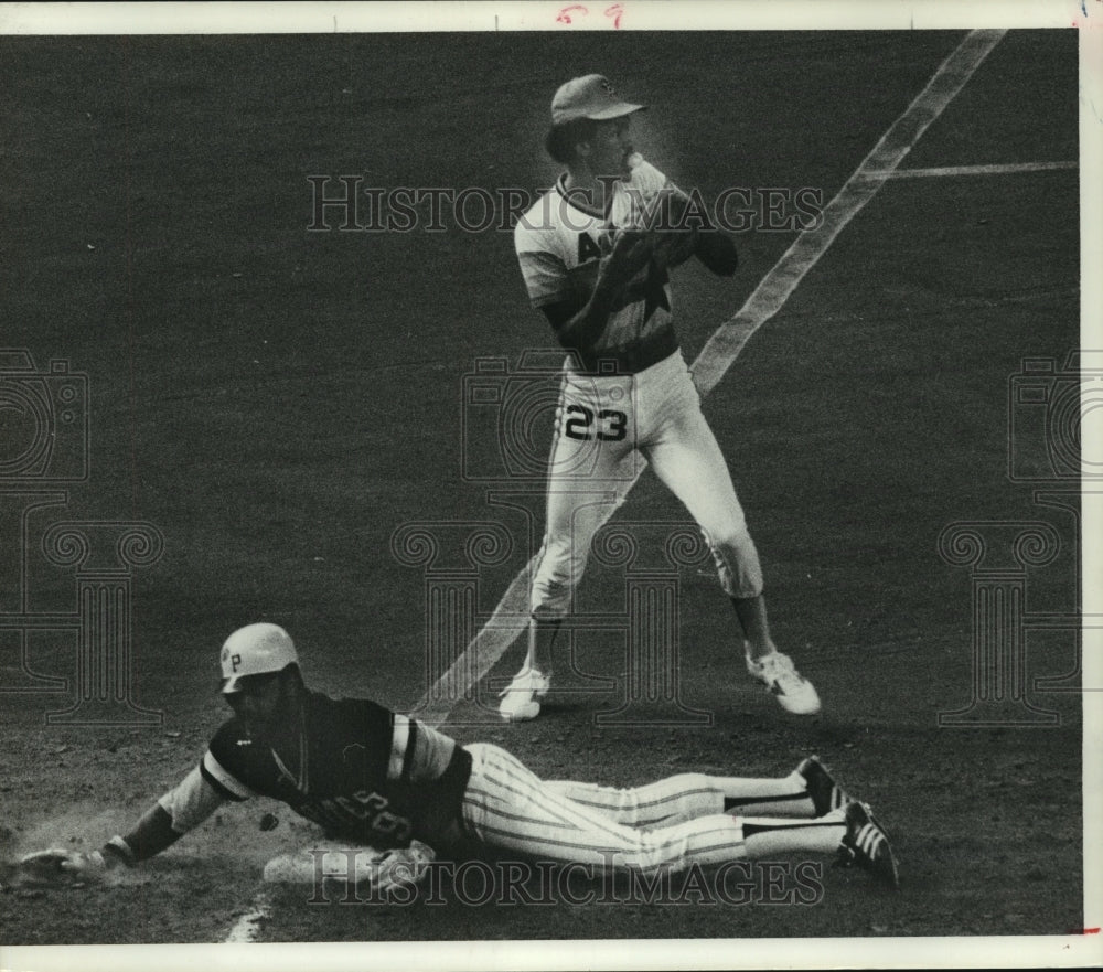 1977 Press Photo Houston Astros&#39; Enos Cabell blow bubble after play at third.- Historic Images