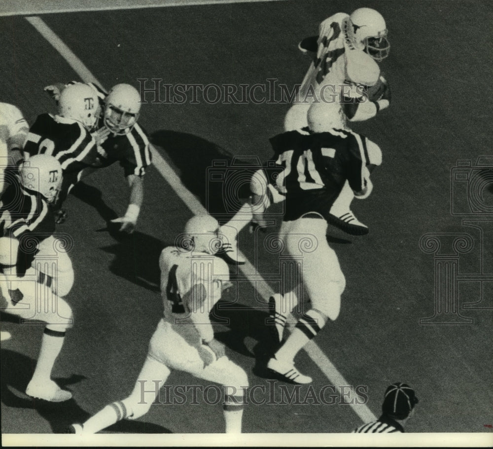 Press Photo University of Texas running back runs for yardage on Texas A&M.- Historic Images