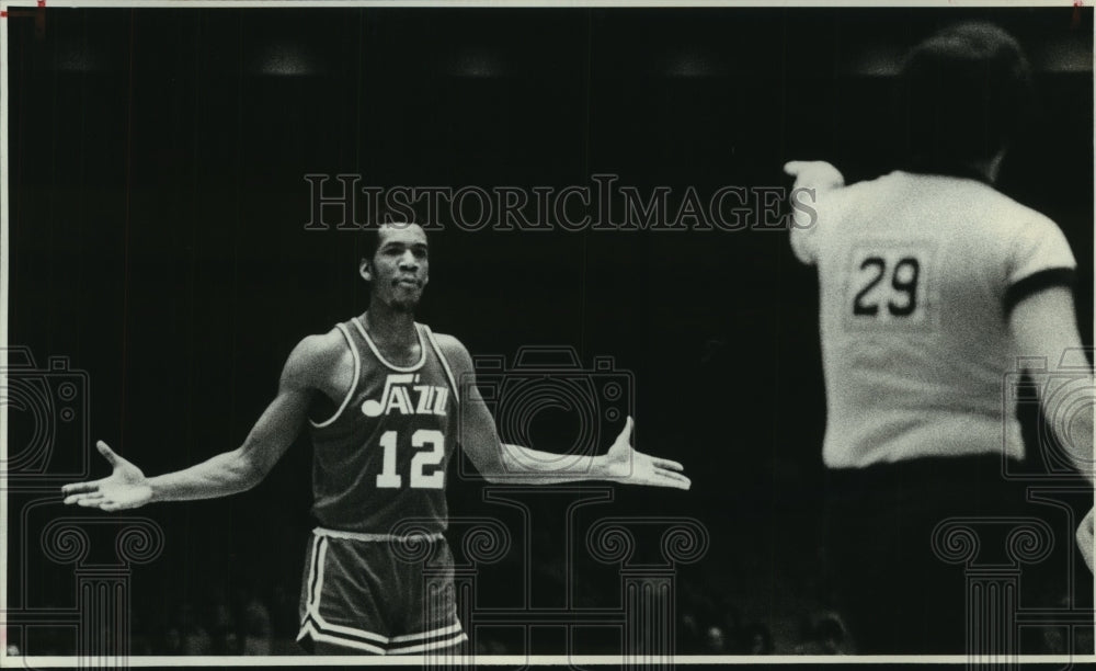 1974 Press Photo Jazz's E.C. Coleman appears to tell the referee it wasn't him. - Historic Images