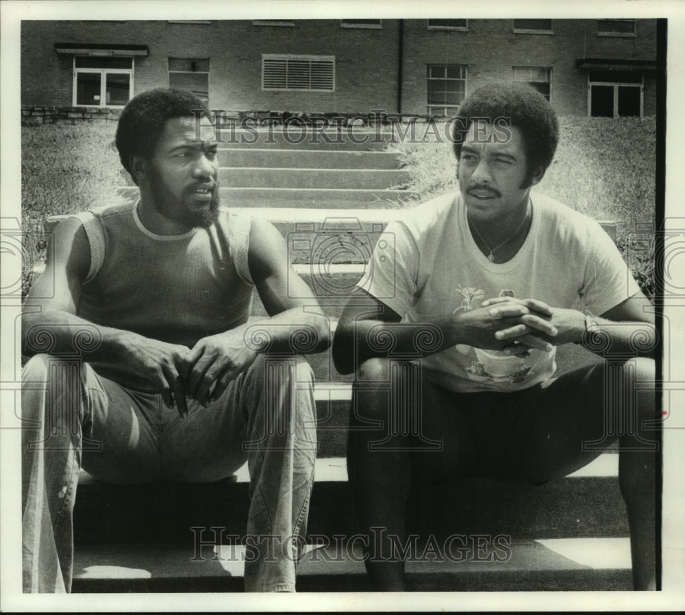 1976 Press Photo Former football players Karl Douglas, Otis Taylor of Houston - Historic Images