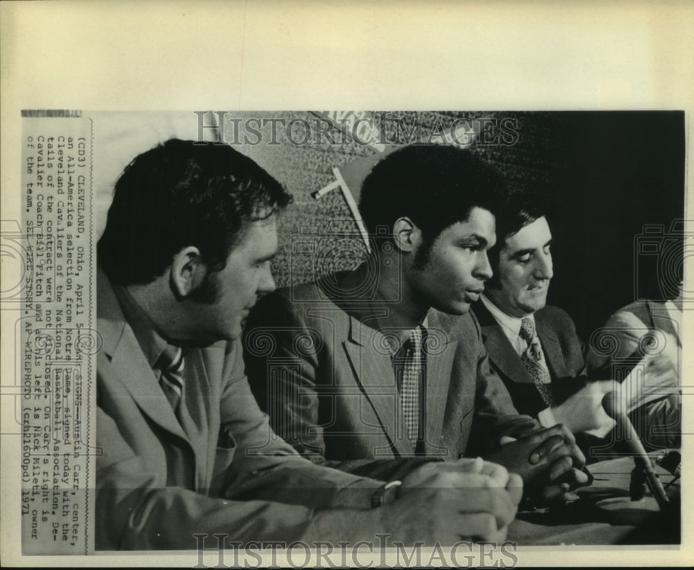 1971 All-American basketball star Austin Carr signs with Cleveland. - Historic Images