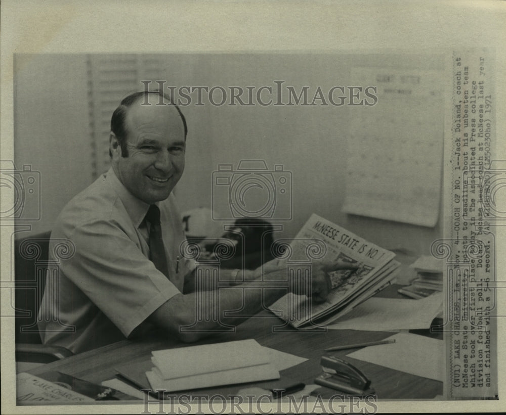 1971 Press Photo McNeese State football coach Jack Doland points to headline. - Historic Images