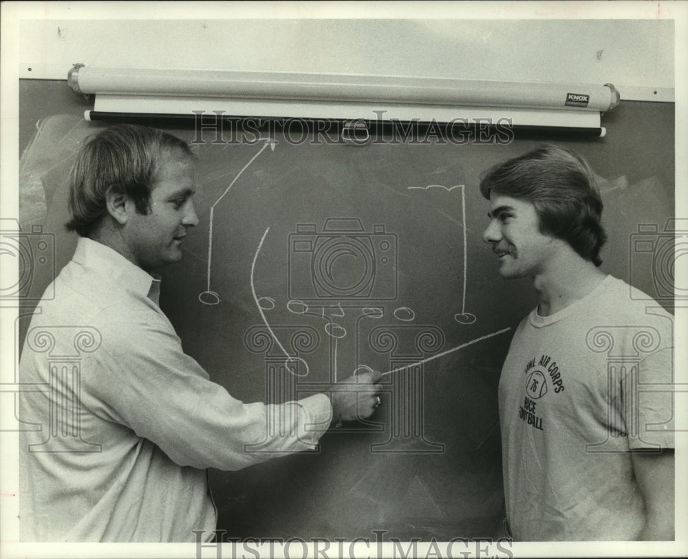 1978 Press Photo Rice University&#39;s David Houser (r) listens to his coach. - Historic Images