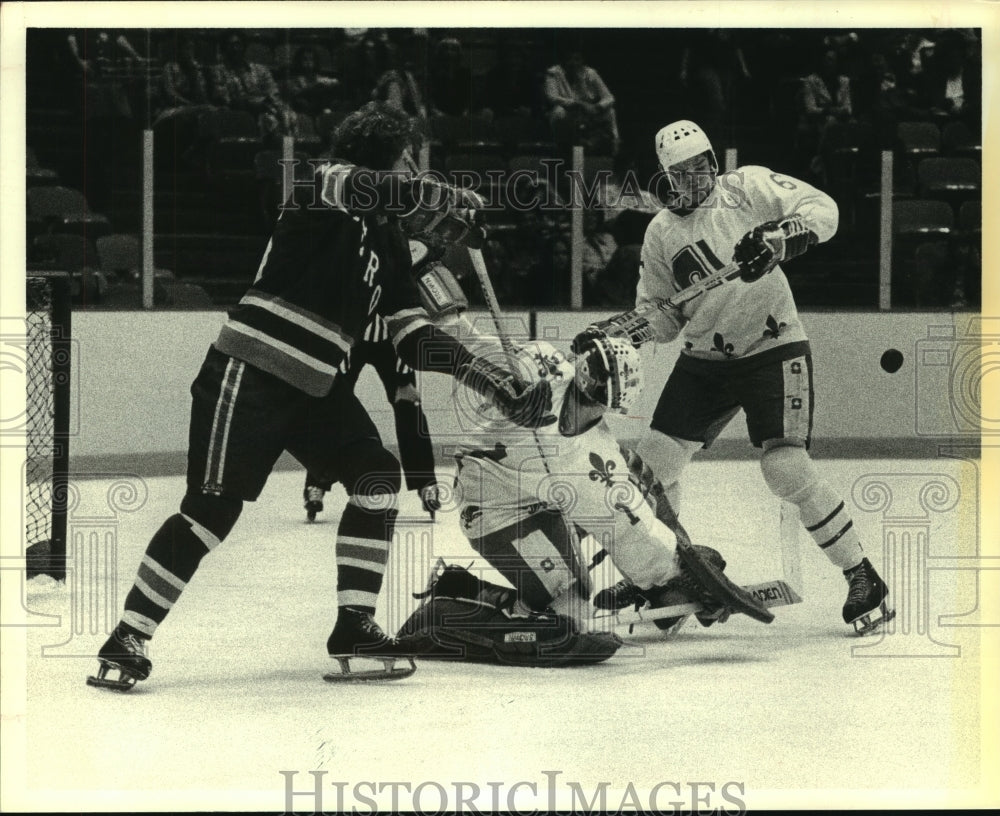 1978 Press Photo Houston Aeros&#39; hockey player tries to free puck from goaltender - Historic Images