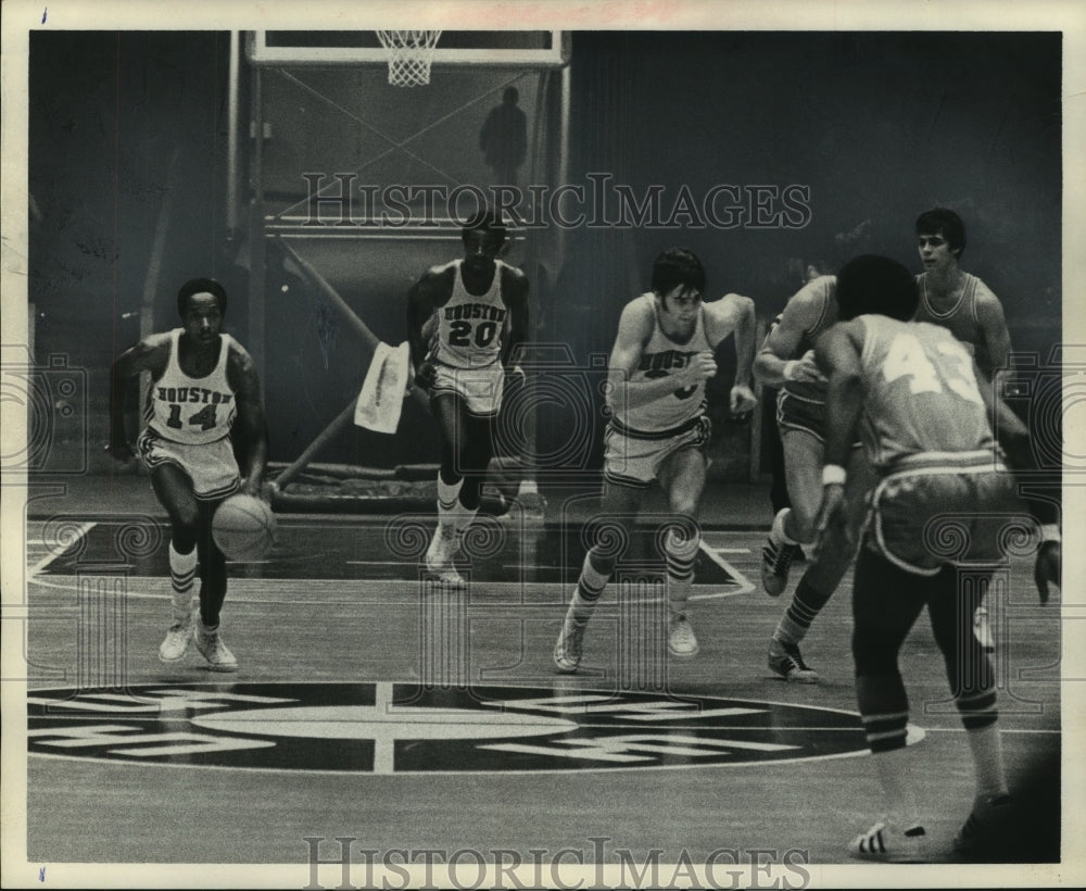 1971 Press Photo University of Houston's Donnell Hayes dribbles up court.- Historic Images