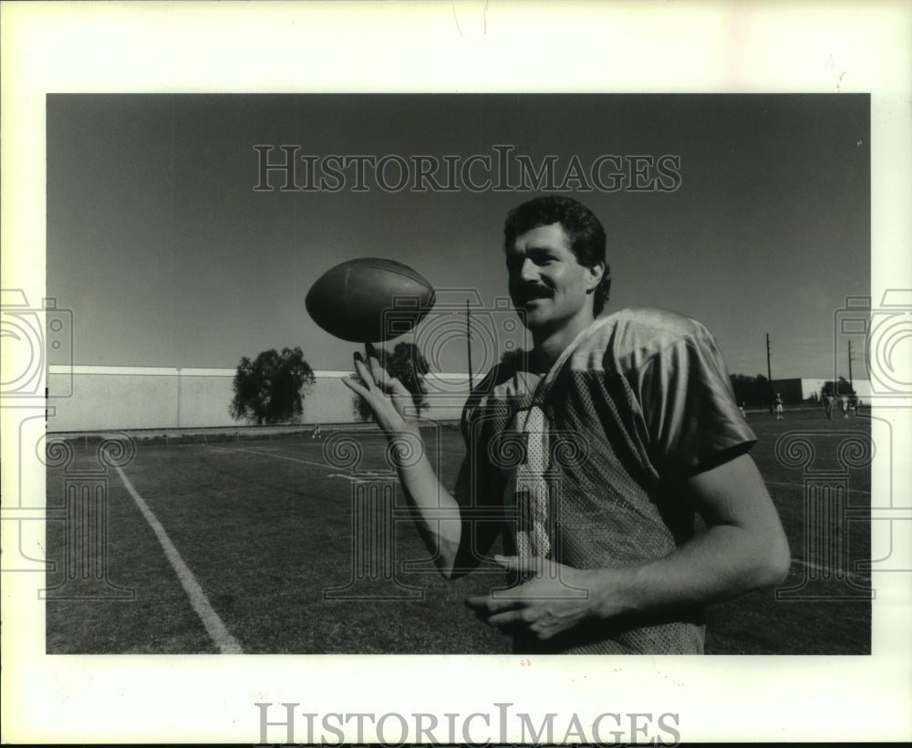 1987 Press Photo New Houston Oilers&#39; punter Jeff Gossett relaxes before practice - Historic Images