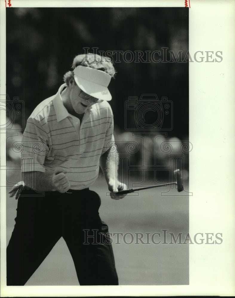 1988 Press Photo Pro golfer Tom Kite reacts to making a birdie putt on 7th hole.- Historic Images