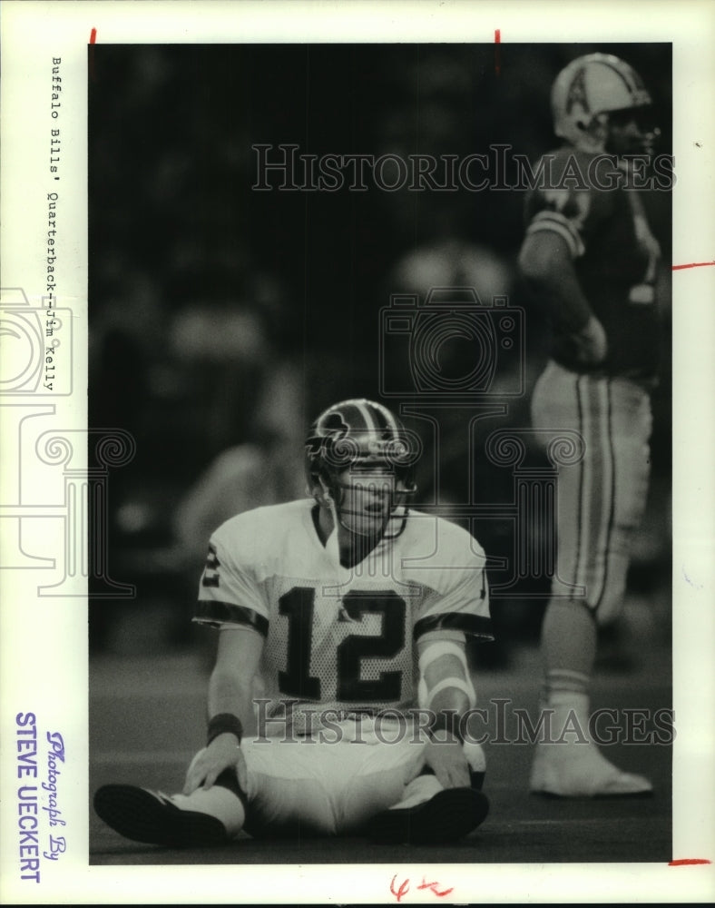 1986 Press Photo Buffalo Bills&#39; quarterback Jim Kelly sits on the playing field.- Historic Images