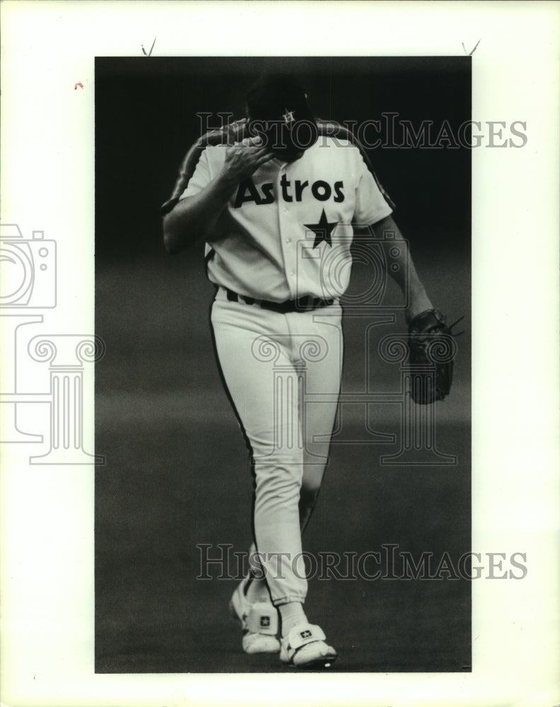 1990 Press Photo Houston Astros&#39; relief pitcher Charley Kerfeld exits the mound.- Historic Images