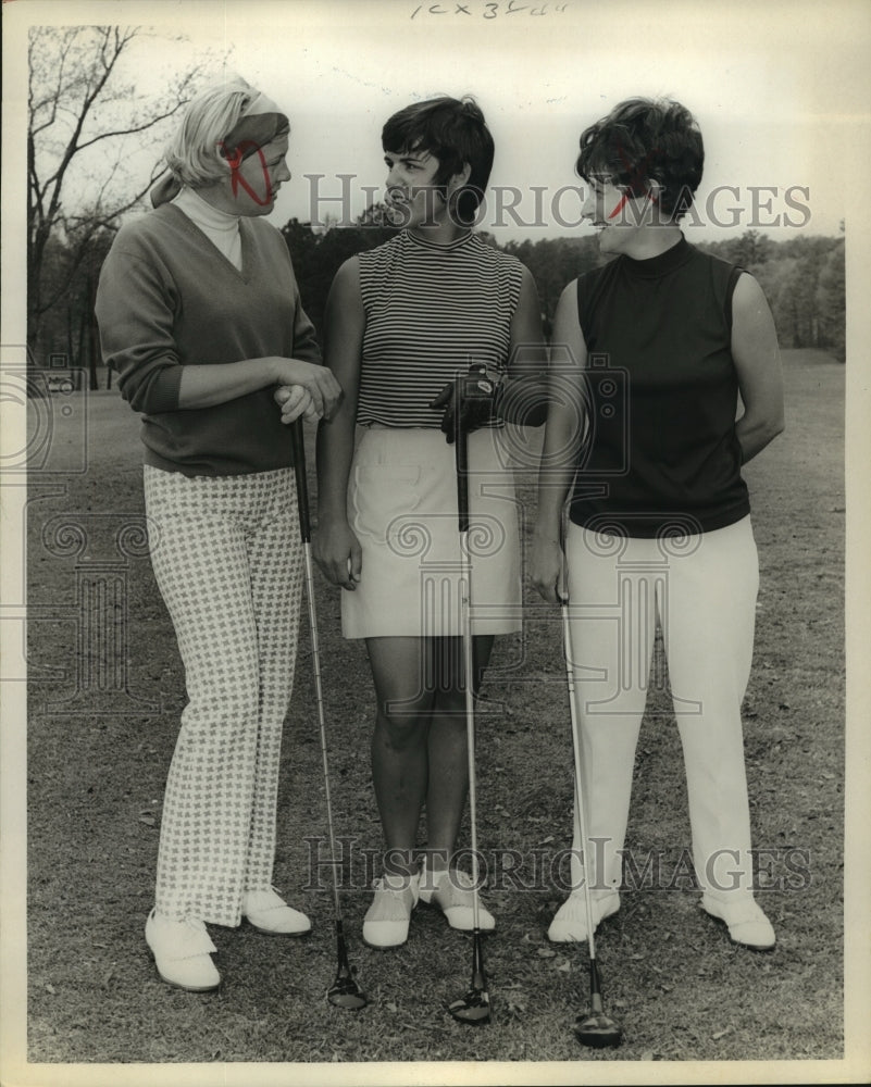 1970 Press Photo LPGA&#39;s top golfers show varying styles of golfing attire.- Historic Images