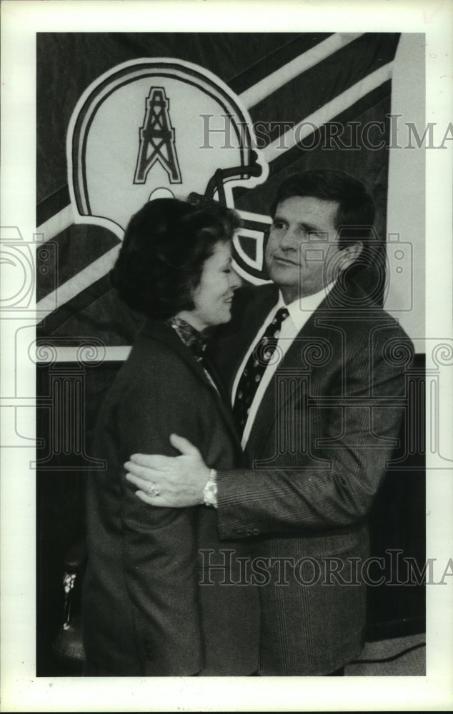 1990 Press Photo Jerry Glanville hugs wife, Brenda; won&#39;t return as Oilers coach - Historic Images