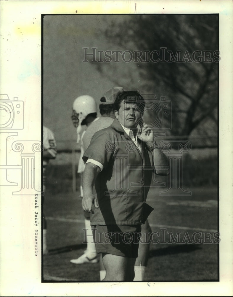 1984 Press Photo Oilers&#39; defensive coordinator Jerry Glanville at practice. - Historic Images