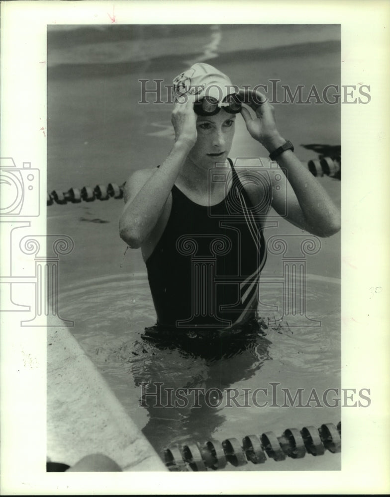 1987 Press Photo Triathlete Dian Girard-Rives works out in the pool. - hcs07426- Historic Images