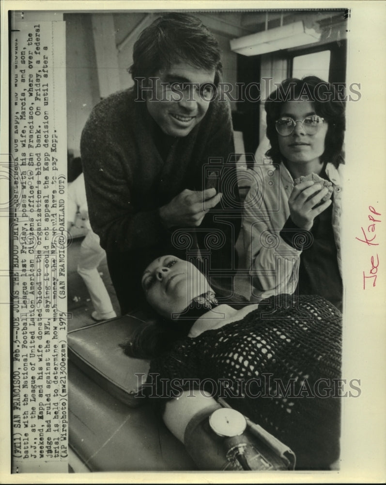 1975 Press Photo Quarterback Joe Kapp, wife Marcia, son J.J. at blood bank.- Historic Images