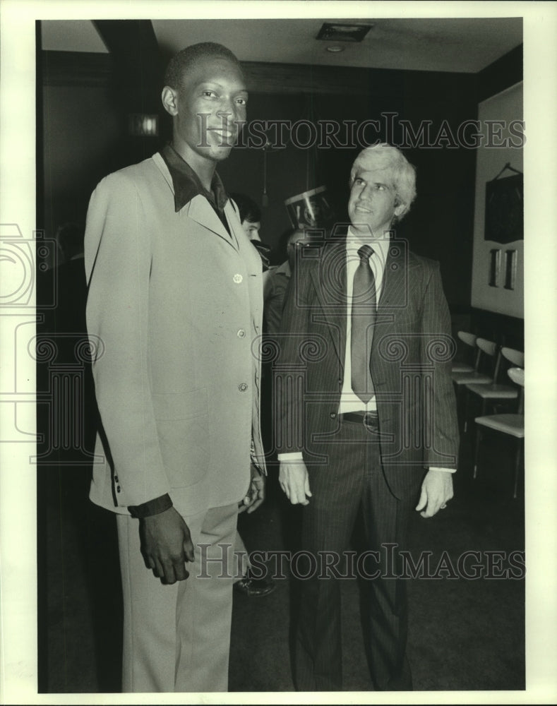 1979 Press Photo Basketball player Lee Johnson and Rockets assistant Del Harris.- Historic Images