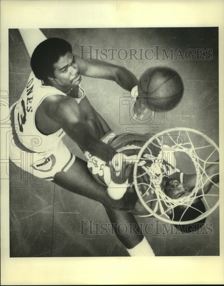 1979 Press Photo Houston Rockets Dwight Jones shoots as Dan Roundfield defends- Historic Images