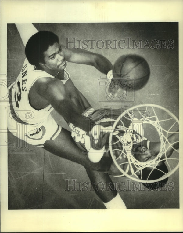 1979 Press Photo Houston Rockets Dwight Jones shoots as Dan Roundfield ...