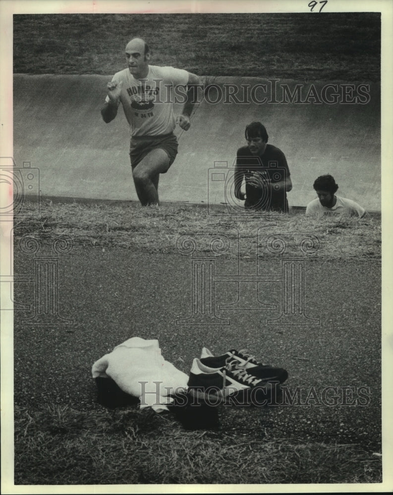 1982 Press Photo Houston Astros&#39; Art Howe leads team run during workout.- Historic Images