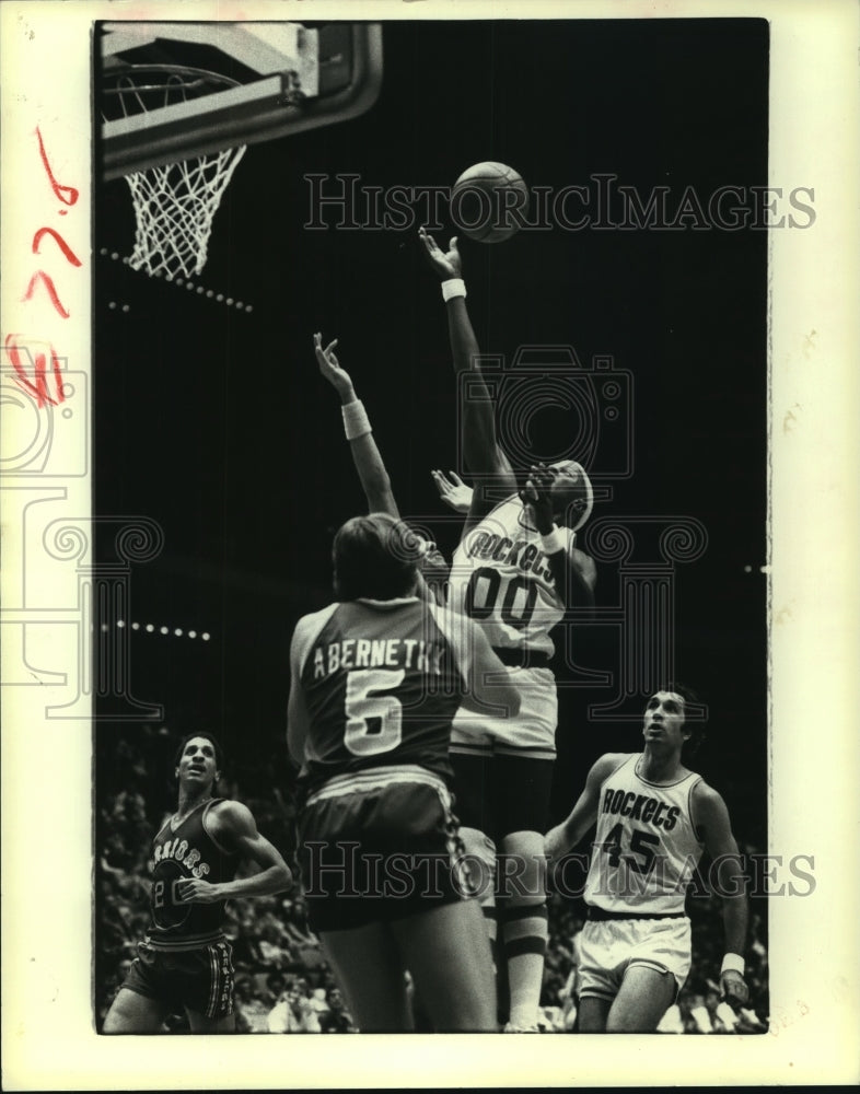 1979 Press Photo Houston Rockets (#00) leaps for rebound against Warriors. - Historic Images