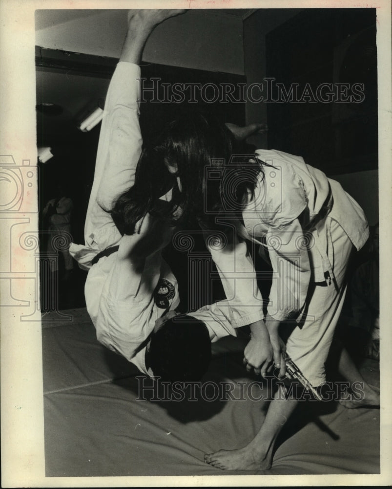 1970 Press Photo Karate instructor Mary Jo disarms gunman in class. - hcs07599- Historic Images