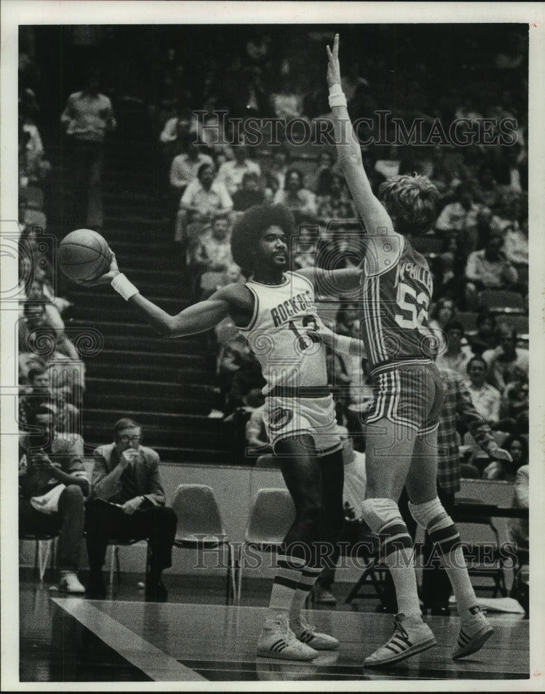 1978 Press Photo Houston Rockets&#39; Dwight Jones attempts to pass the ball. - Historic Images