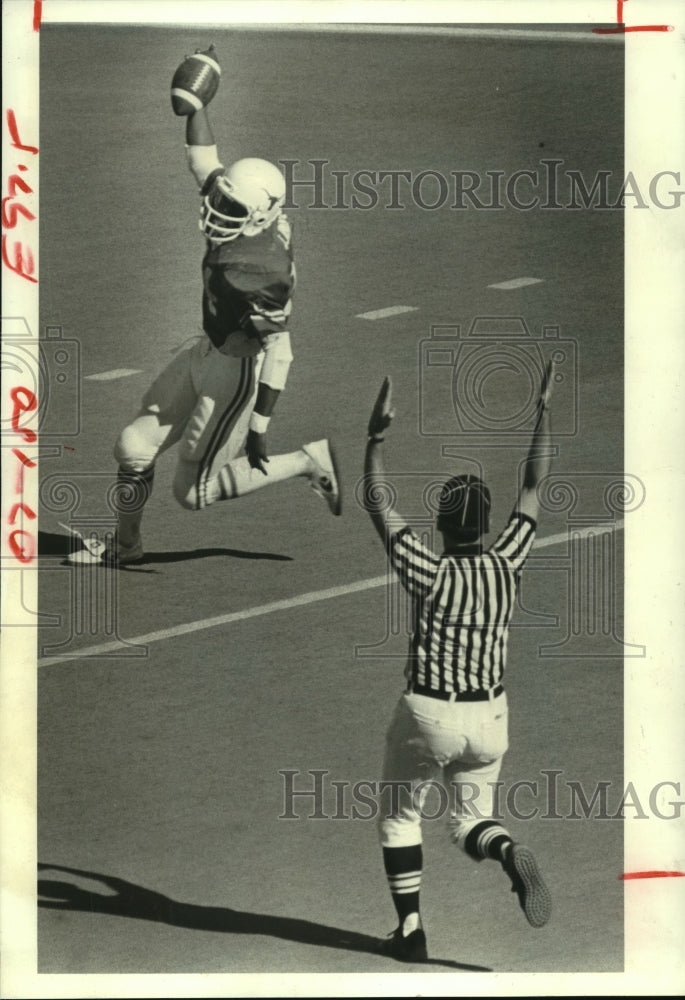 1981 Press Photo University of Texas running back A.J. &quot;Jam&quot; Jones scores TD.- Historic Images