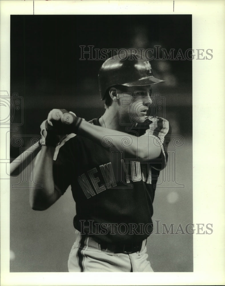 1989 Press Photo New York Mets' Kevin Elster loosens up with a pair of bats. - Historic Images