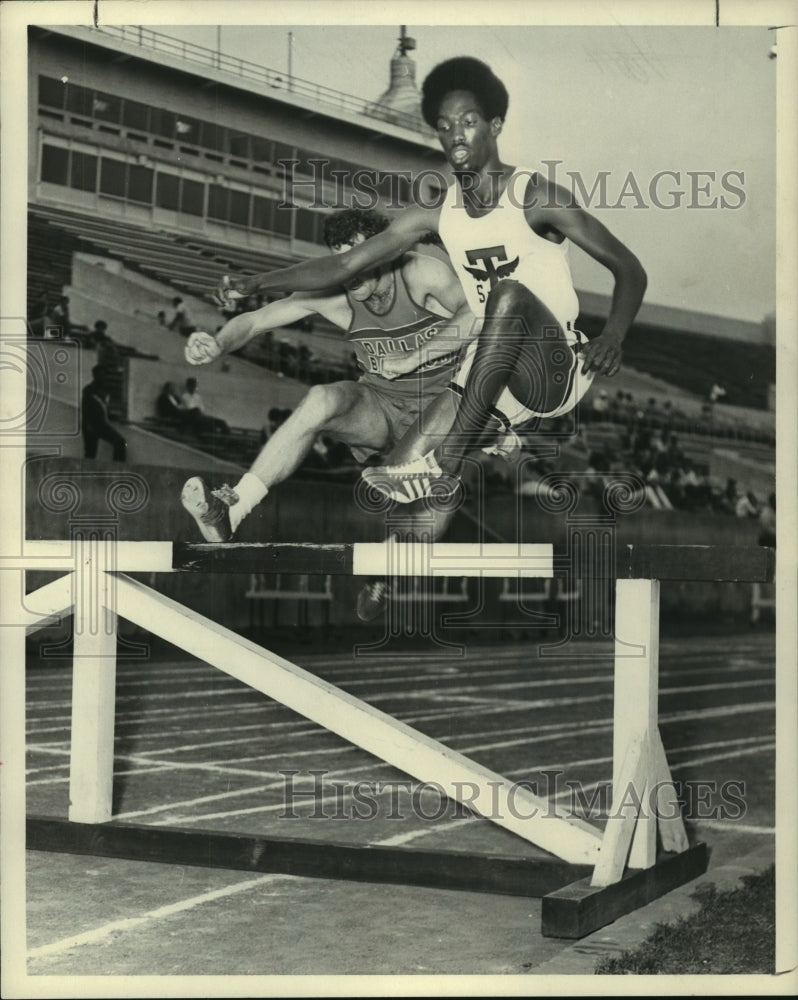 1972 Press Photo Texas Southern University's Van Johnson runs hurdles. - Historic Images