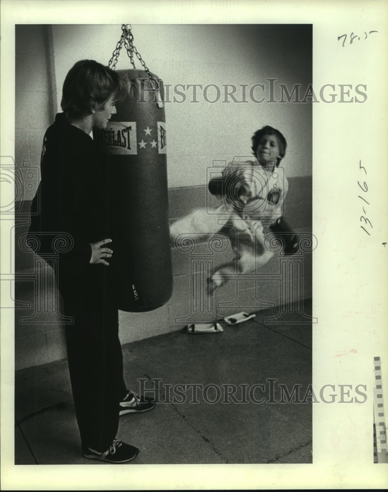 1981 Press Photo Karate student Johathan Edgecomb as Greg Beaver holds heavy bag- Historic Images