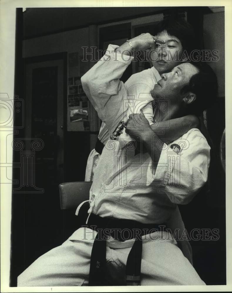 1981 Press Photo Karate instructor demonstrates technique to a student- Historic Images