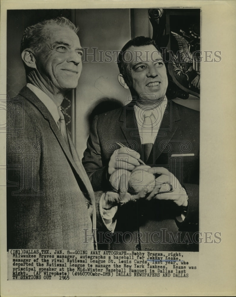 1965 Press Photo Milwaukee manager Bobby Bragan autographs ball for Johnny Keane- Historic Images