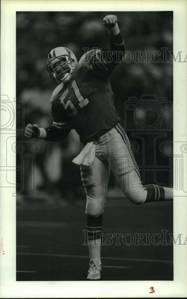 1988 Press Photo Houston Oilers&#39; linebacker Patrick Fairs celebrates big play.- Historic Images